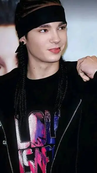 ai character: Tom Kaulitz  background