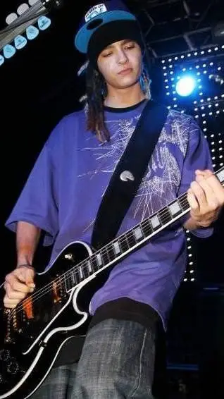 ai character: Tom Kaulitz background