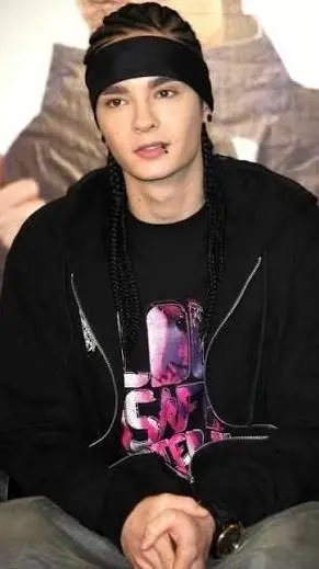 ai character: Tom Kaulitz background