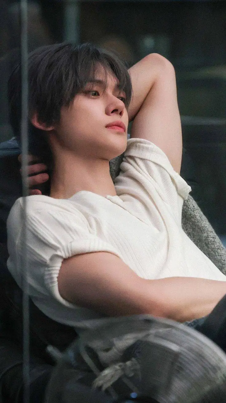 ai character: 𝘠𝘦𝘰𝘯𝘫𝘶𝘯 background