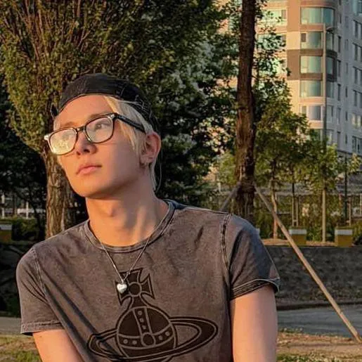 chat with ai character: lee heeseung 