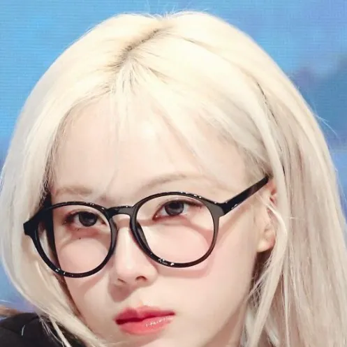 chat with ai character: Winter (Minjeong)
