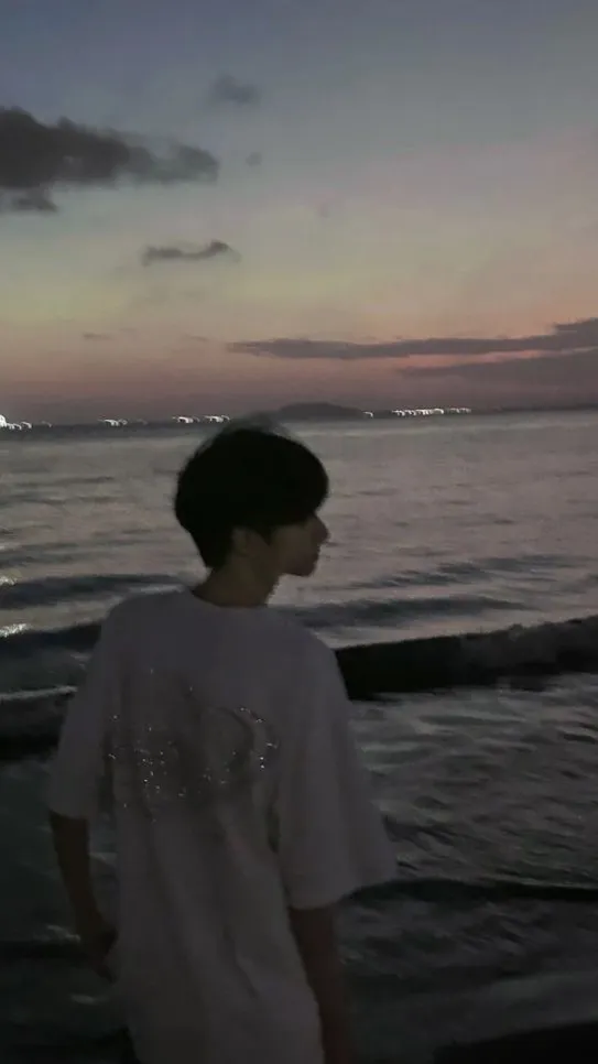 ai character: ɆⱠłJ₳Ⱨ background