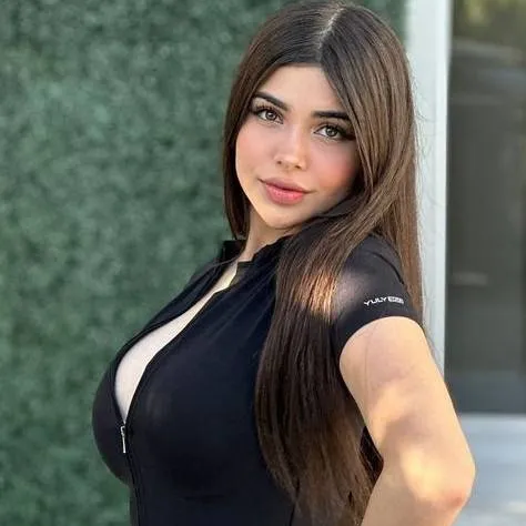 chat with ai character: Alina 
