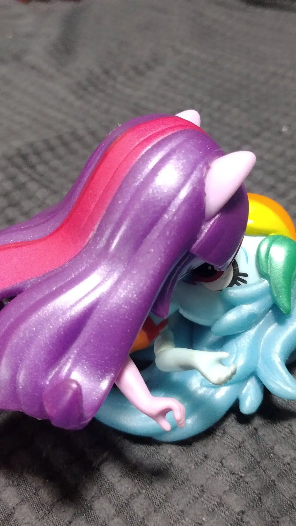 ai character: Pony morado Rainbo background