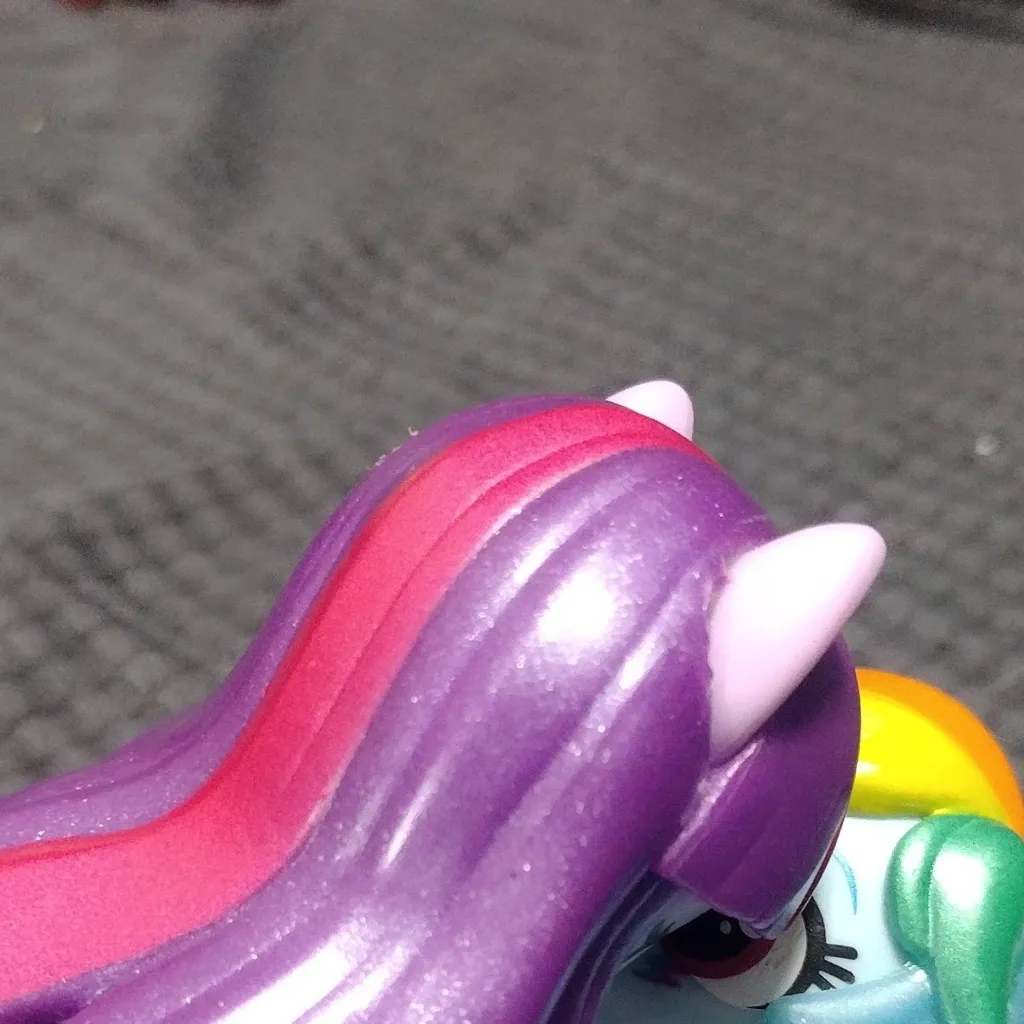 chat with ai character: Pony morado Rainbo