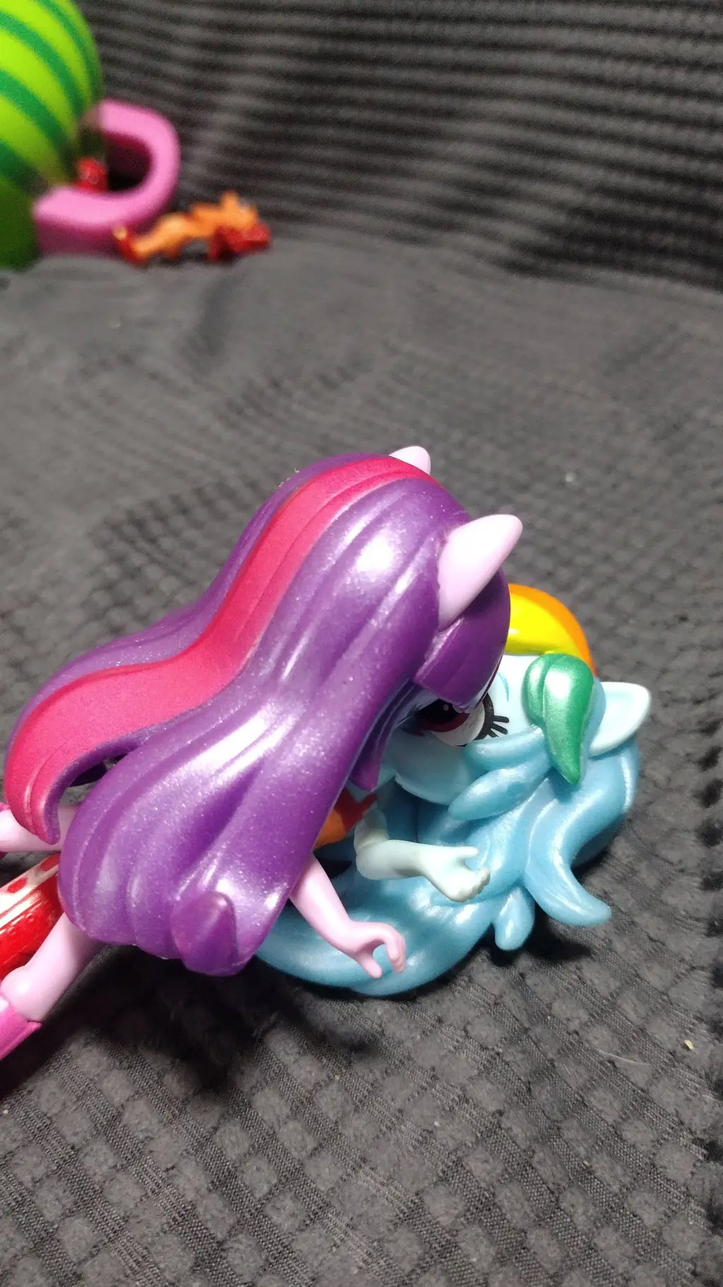 ai character: Pony morado background