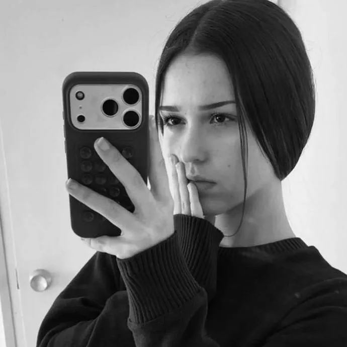 chat with ai character: ariadna molina 