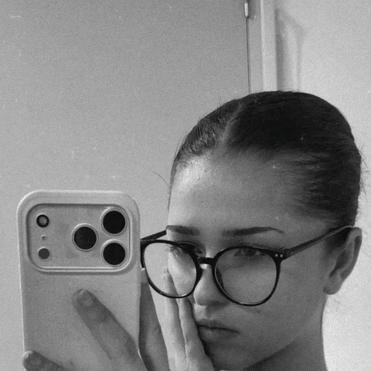 chat with ai character: ariadna molina 