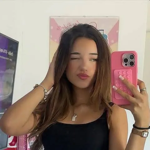 chat with ai character: valeria rebollo