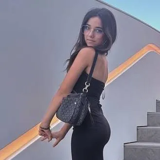 chat with ai character: Valeria Rebollo 