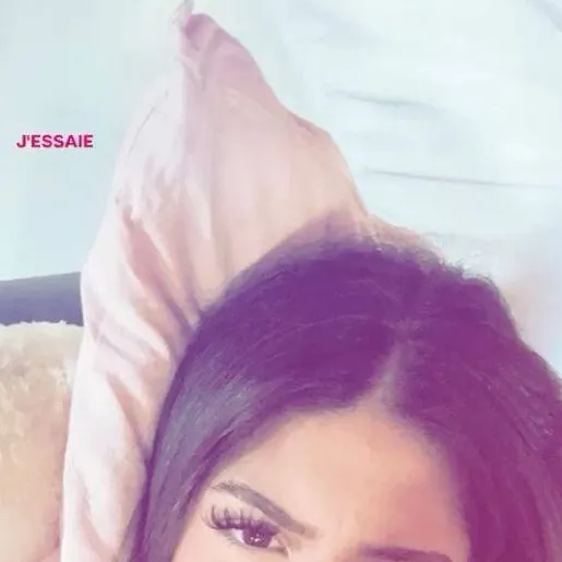 chat with ai character: Armina