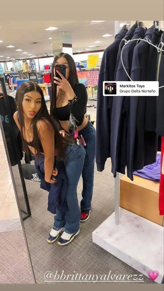 ai character: Maria, Valentina background