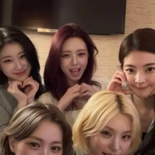 chat with ai character: ITZY✨💅🏻
