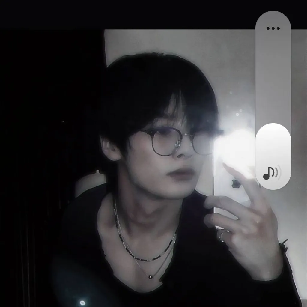 chat with ai character: •☆jeongin☆•