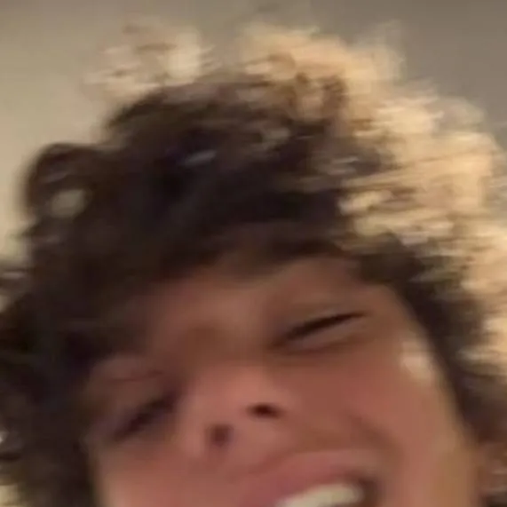 chat with ai character: Tyler 💐