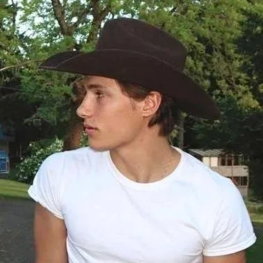 chat with ai character: Collin Smith 🐴🦌