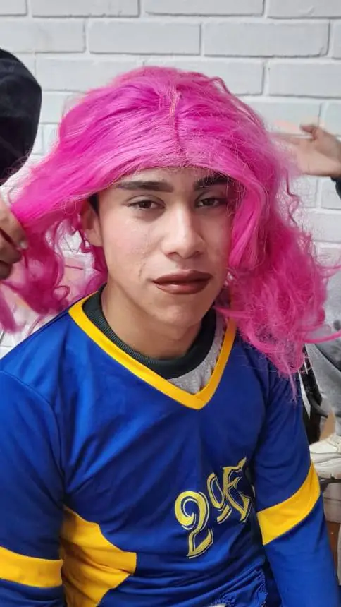 ai character: tú amigo femboy background