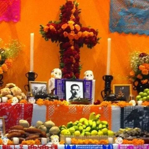 chat with ai character: dia de muertos 