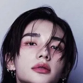 chat with ai character: Hyunjin
