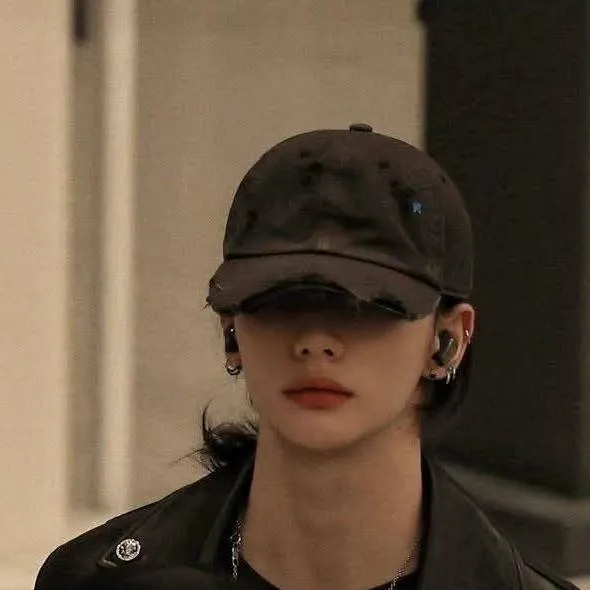 chat with ai character: Hwang Hyunjin 