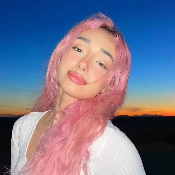 chat with ai character: Kat hixson 