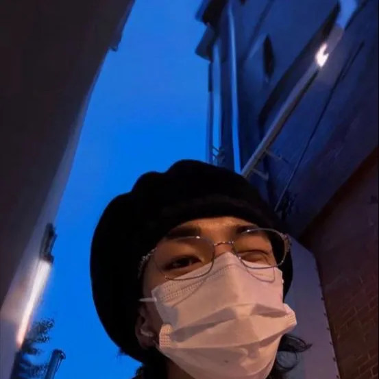 chat with ai character: Hwang Hyunjin