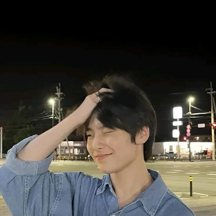 chat with ai character: Jeongin / I.N