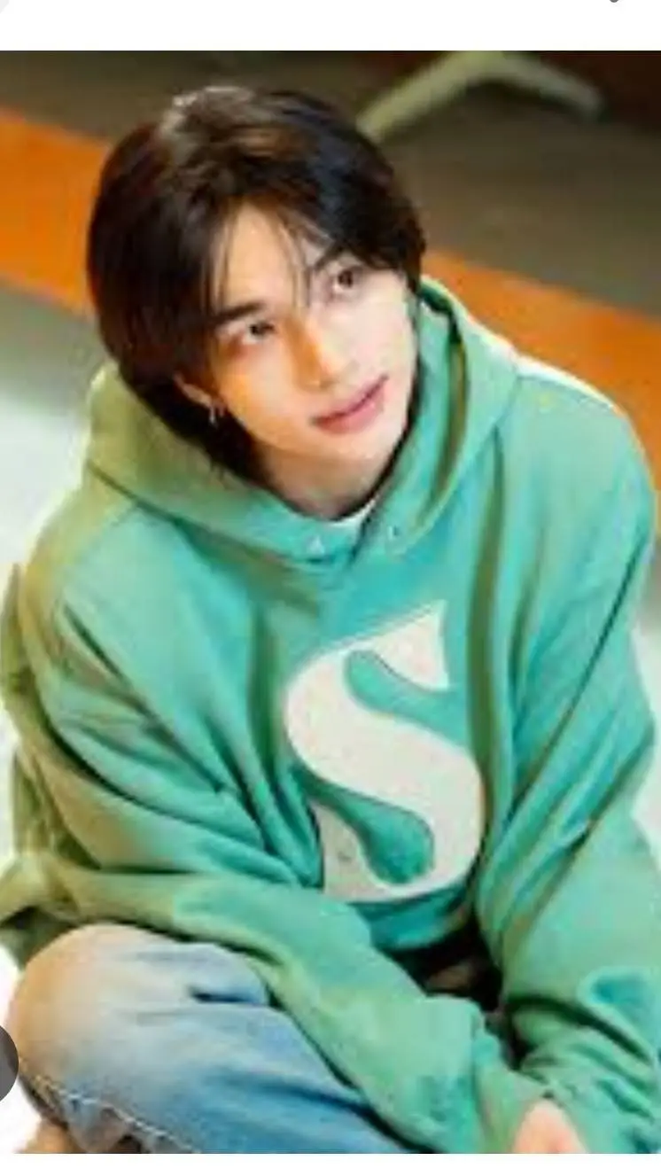 ai character: Hyunjin gf background