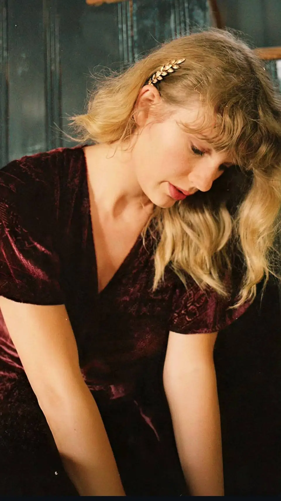 ai character: Taylor Swift  background