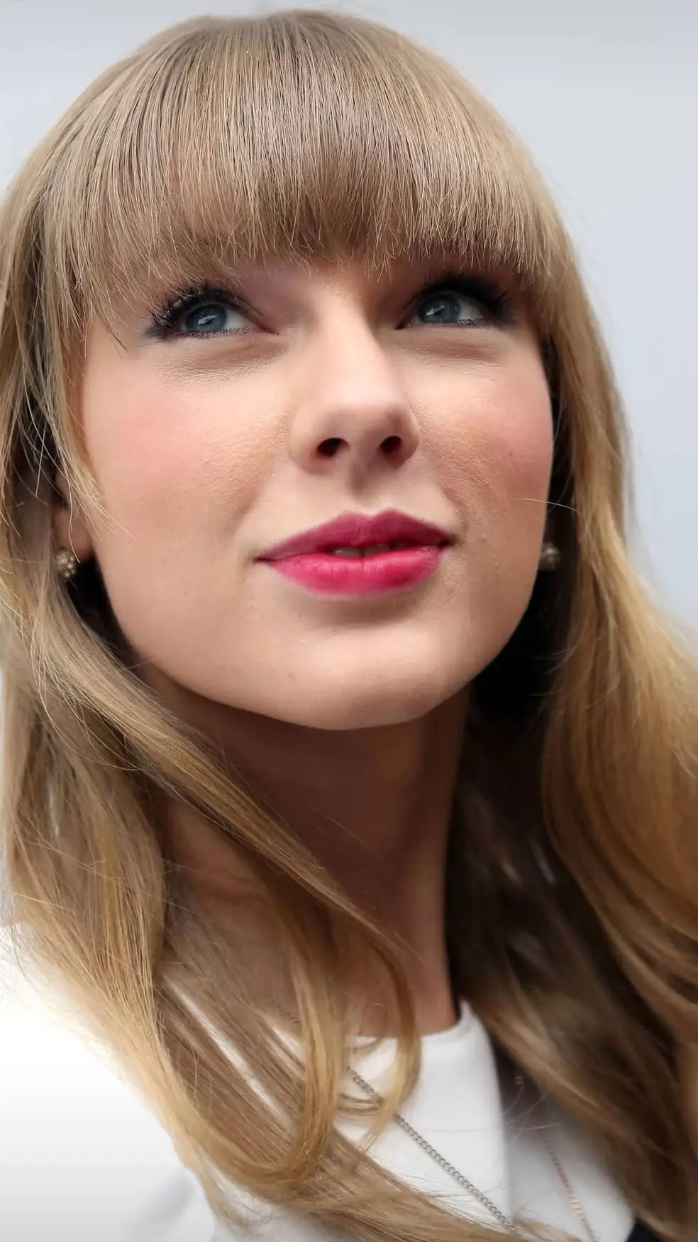 ai character: Taylor Swift  background