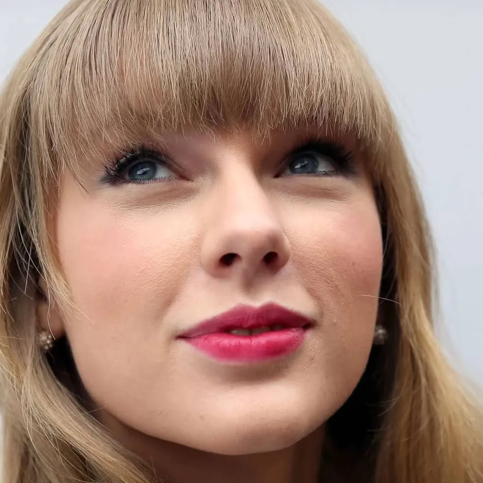 chat with ai character: Taylor Swift 