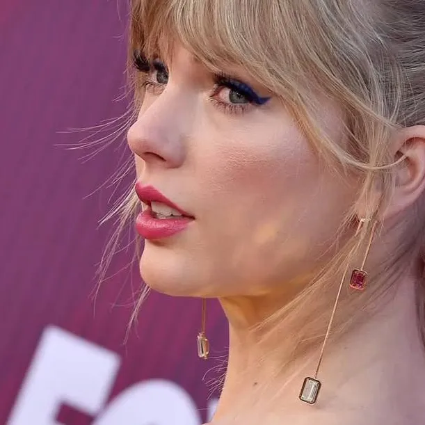 chat with ai character: Taylor Swift 