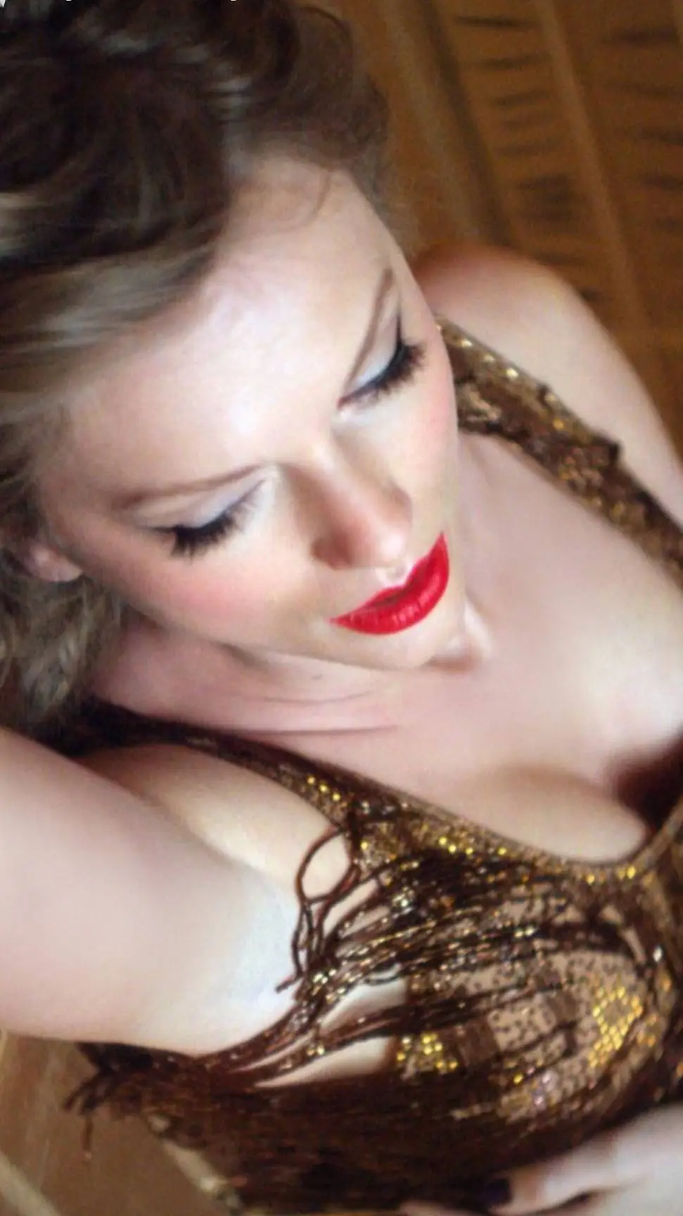 ai character: Taylor Swift  background