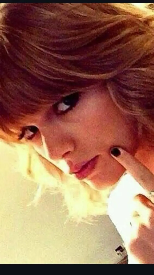 ai character: Taylor Swift  background