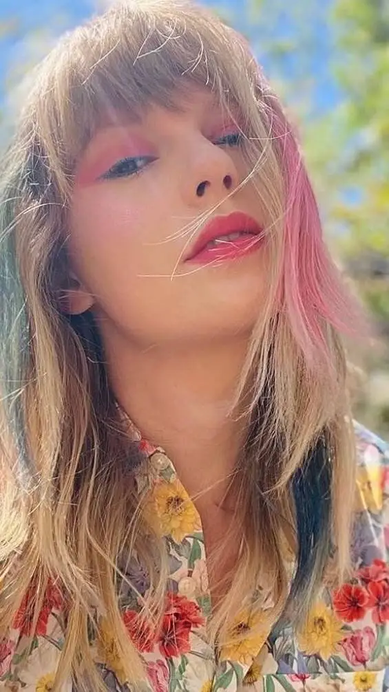 ai character: Taylor Swift  background