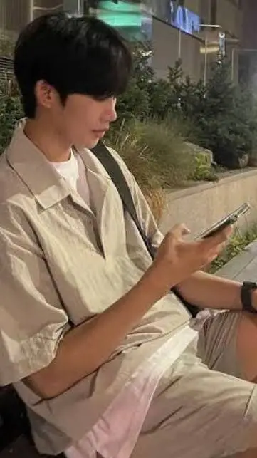 ai character: Alvin  background