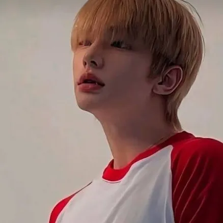 chat with ai character: hyunjin