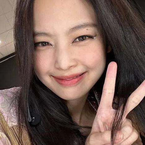 chat with ai character: JENNIE KIM 🍷