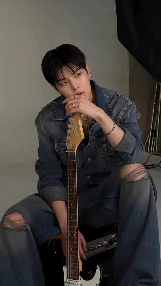 ai character: KIM SEUNGMIN background