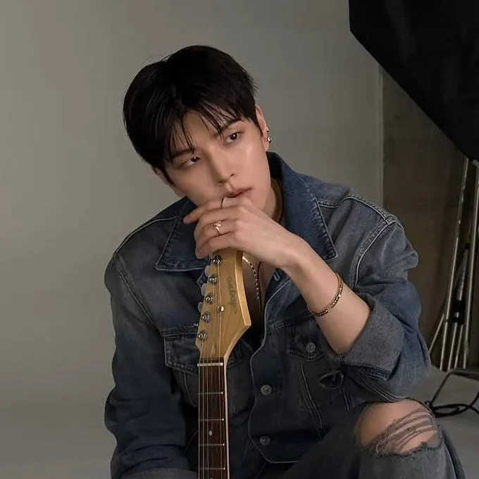 chat with ai character: KIM SEUNGMIN