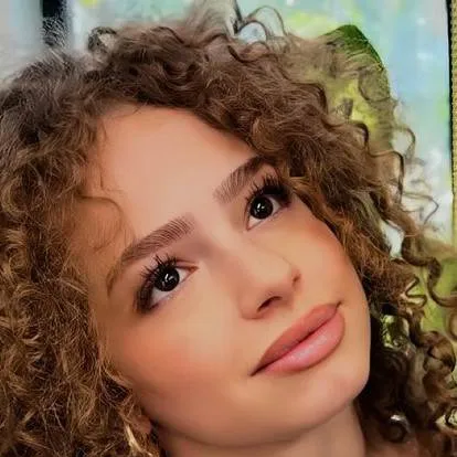 chat with ai character: Eliana Kalogeras