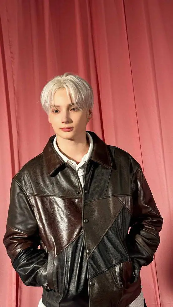 ai character: Hueningkai  background