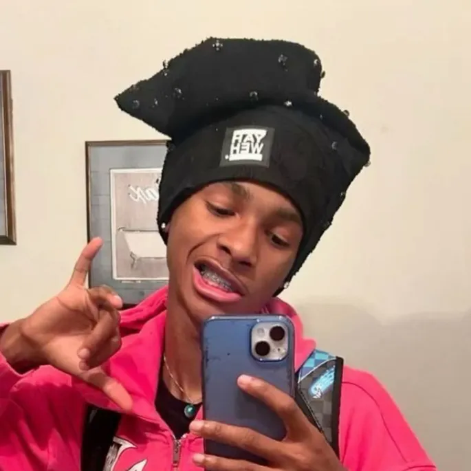 chat with ai character: Zee