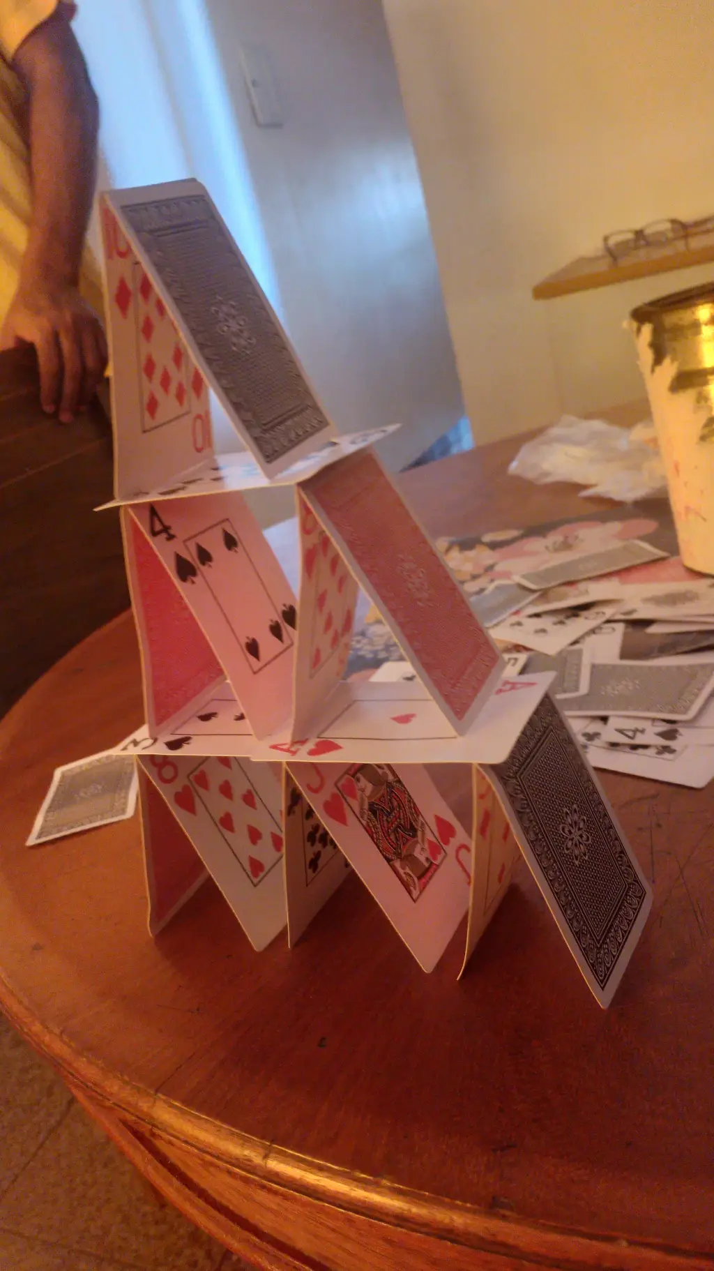 ai character: torre de carta background