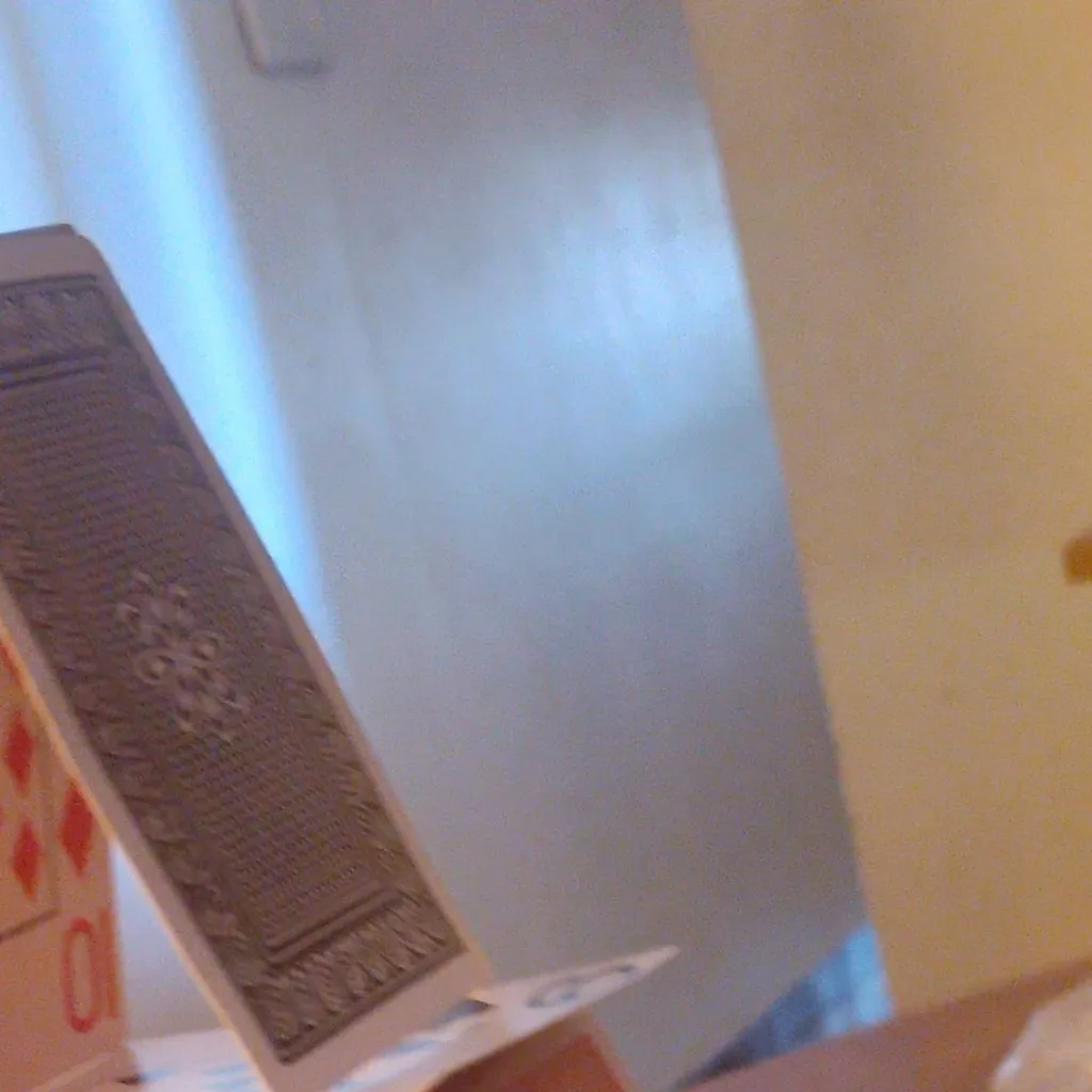 chat with ai character: torre de carta