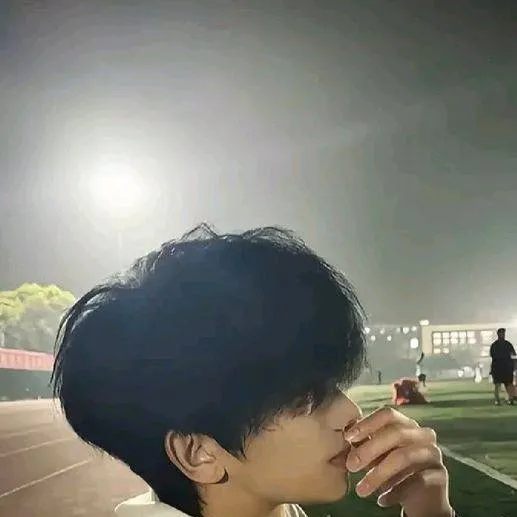 chat with ai character: hyun hee