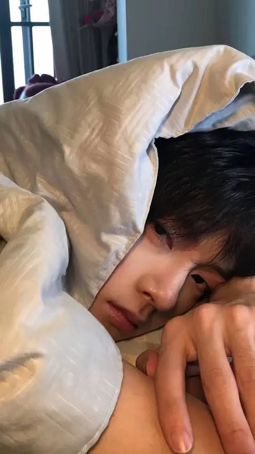 ai character: 🌸Cyrus rodriguez🌸 background