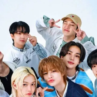 chat with ai character: STRAY KIDS📸😝