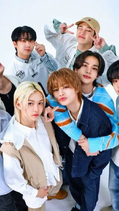 ai character: STRAY KIDS📸😝 background